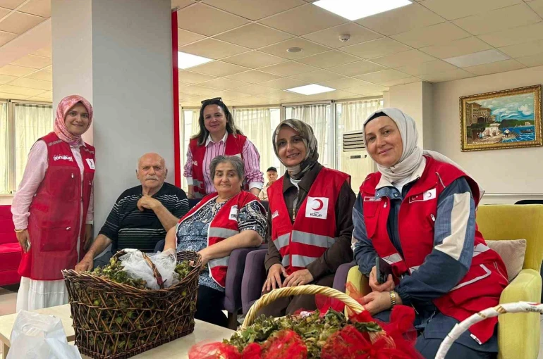 Kızılay’dan huzurevi sakinlerine fındık ikramı 