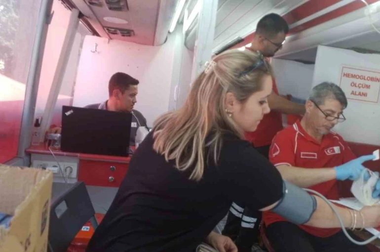 Kızılay’dan sıcaklara karşı akşam mesaisi