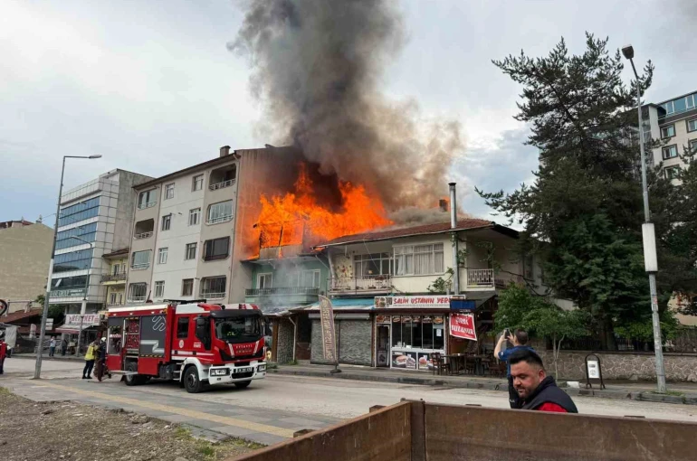 Kızılcahamam’da iki katlı binanın çatısı yandı