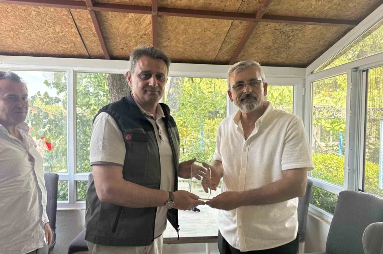Kızılinler yangın timine teşekkür plaketi