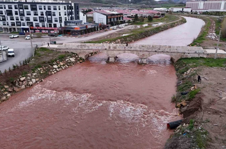 Kızılırmak’a rengini veren Fadlum ırmağı 8 ay sonra yeniden coştu