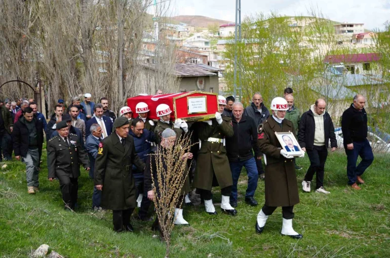 Kızından Kıbrıs gazisi babasına veda: "Babamla gurur duyuyorum"