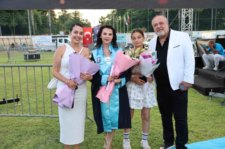 Kızının kanseri yendiği gün üniversiteden dereceyle mezun oldu