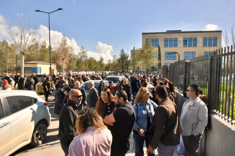 KKTC’de fiber optik protokolüne karşı Meclis önünde eylem