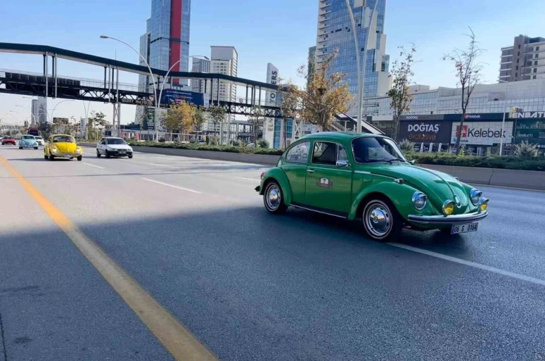 Klasik otomobil tutkunları erkek sağlığına dikkat çekmek için başkent sokaklarında