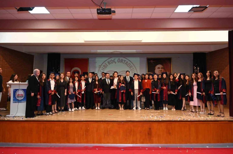 Koç ilköğretim mezunları kep attı