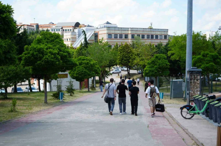 Kocaeli Üniversitesi’nde sahipsiz köpekler azaldı, öğrencilerin endişesi bitmedi