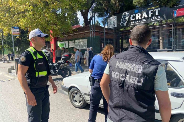 Kocaeli’de 26 ekip, okul çevrelerini narkotik ablukaya aldı