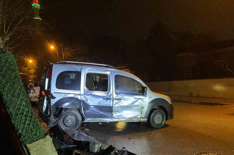 Kocaeli’de 3 aracın karıştığı zincirleme kazada sürücü kaçtı: 1 yaralı