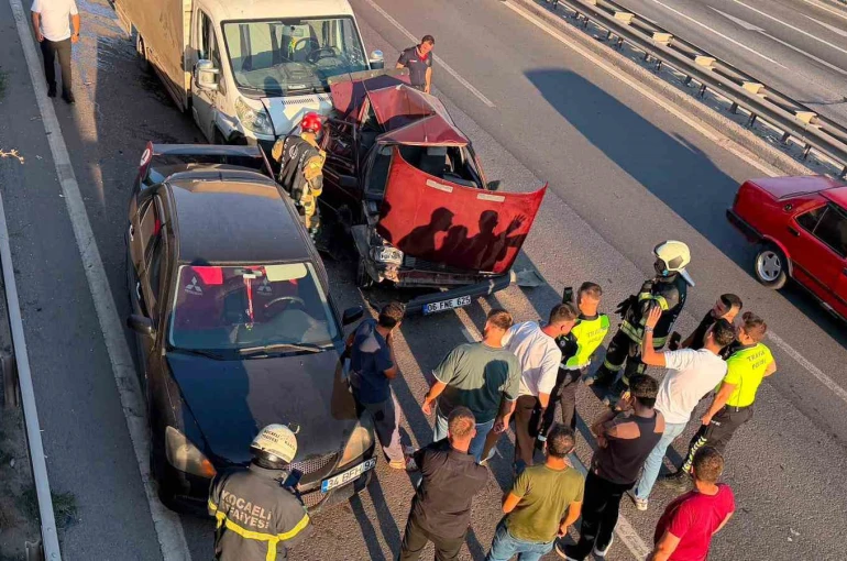 Kocaeli’de 3 araçlı zincirleme kaza: Sürücüler yara almadan kurtuldu