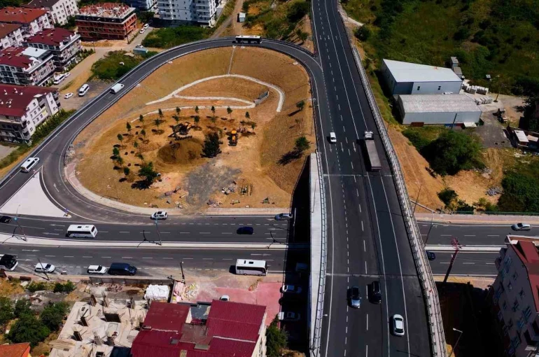 Kocaeli’de 6 ayda tamamlanan köprülü kavşakta ilk sürüş TOGG ile yapıldı