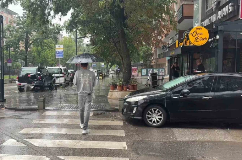 Kocaeli’de aniden bastıran sağanak hayatı olumsuz etkiledi