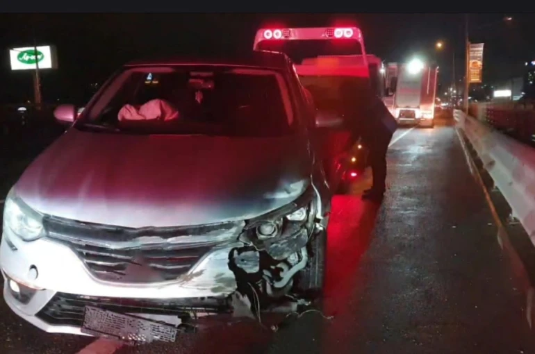 Kocaeli’de bariyerlere çarpan otomobilin sürücüsü yaralandı
