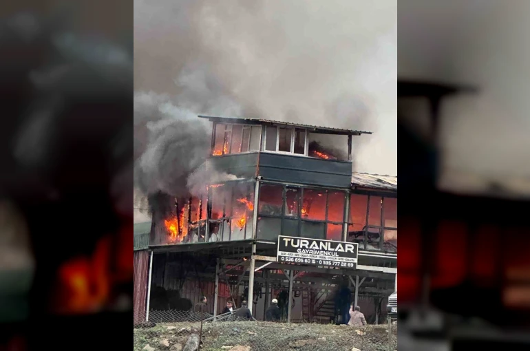 Kocaeli’de çıkan yangında 2 katlı konteyner küle döndü