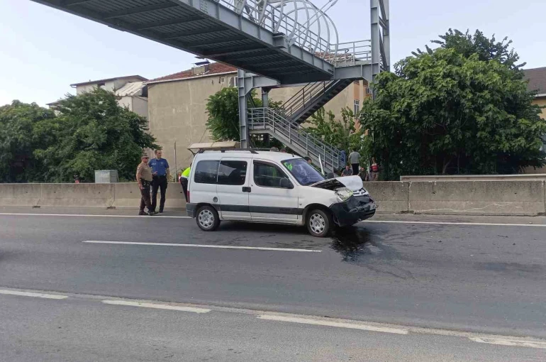 Kocaeli’de hafif ticari araç otomobile çarptı: 2 yaralı