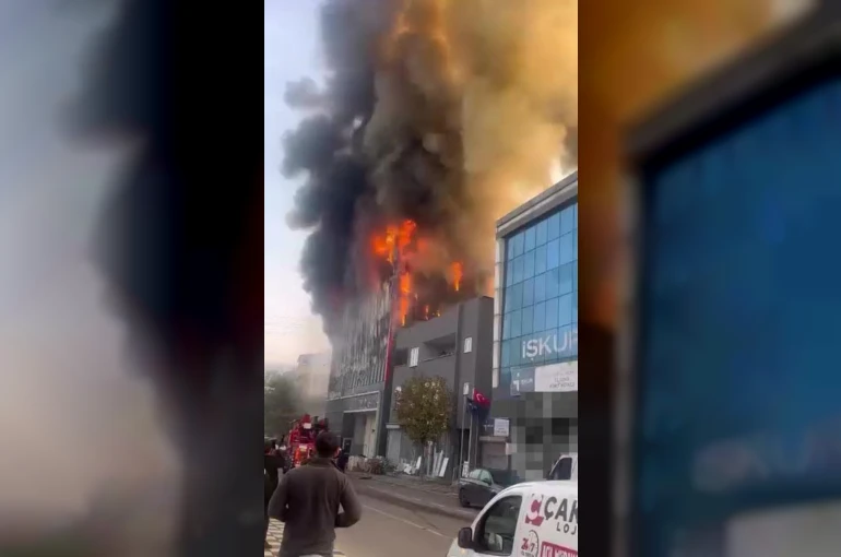 Kocaeli’de iş yerinde yangın, çok sayıda ekip sevk edildi