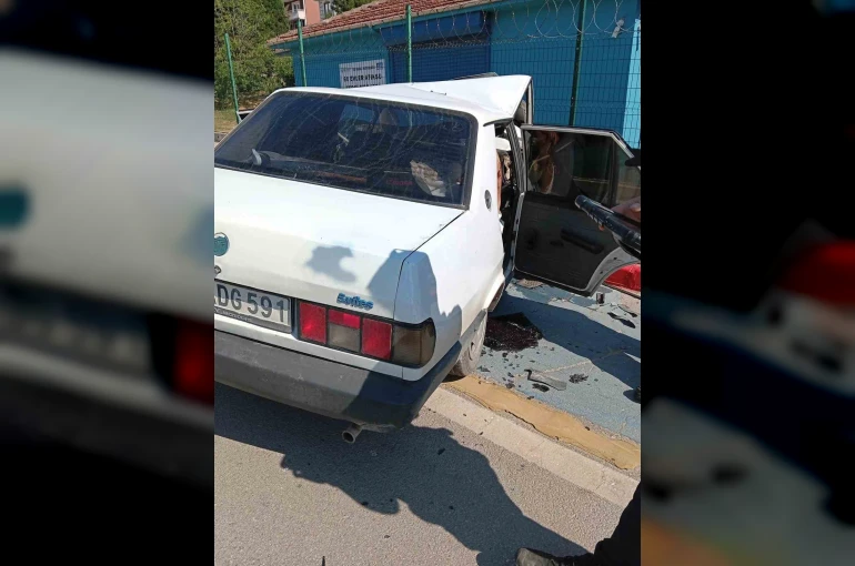 Kocaeli’de kaldırıma çarpan otomobilin sürücüsü yaralandı