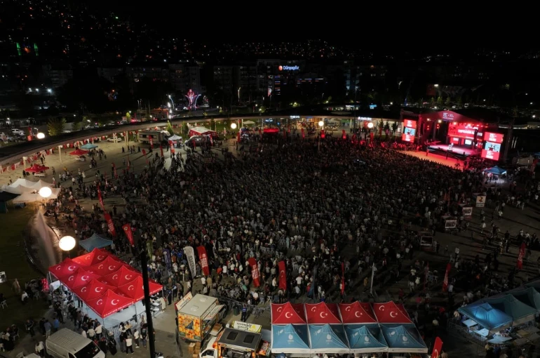 Kocaeli’de on binler Milli İrade Meydanı’nı doldudu