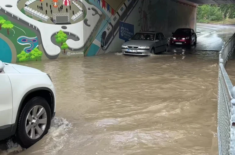 Kocaeli’de sağanak alt geçidi suyla doldurdu