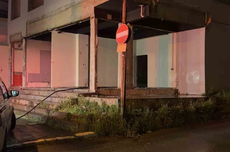 Kocaeli’de tahliye edilen binada yakılan ateş mahalleyi ayağa kaldırdı