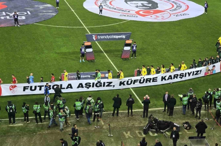 Kocaelispor ve Fenerbahçe sahaya ‘küfüre karşıyız’ pankartıyla çıktı