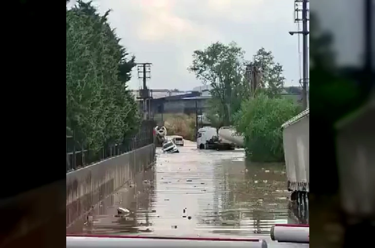 Kocaeli’yi sağanak vurdu: Araçlar mahsur kaldı