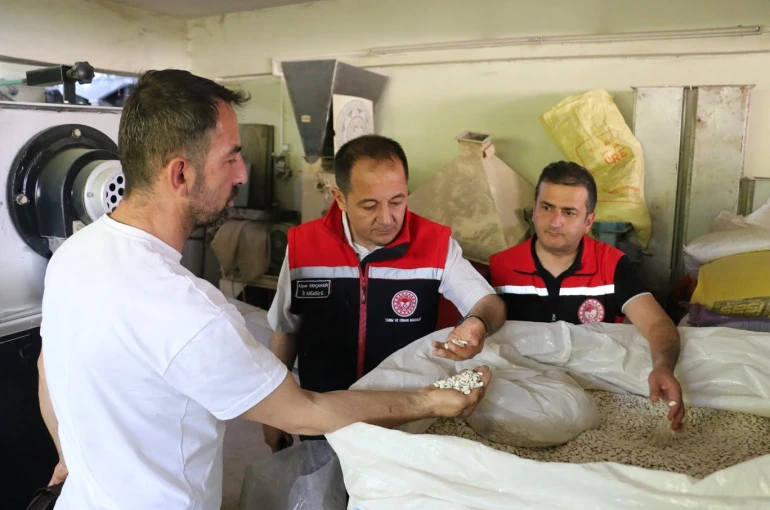 Koçaker, hububat ve bakliyat eleme tesisini ziyaret etti