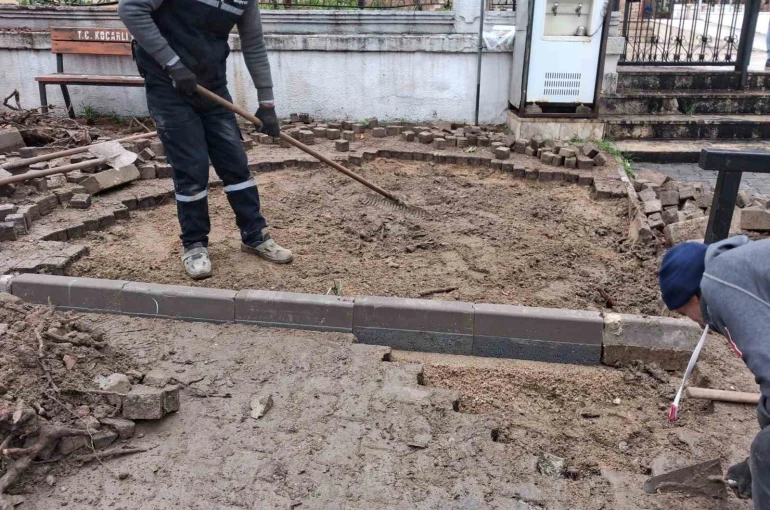 Koçarlı’da bozuk yollar onarıldı, Cihanoğlu Camii çevresi yeniden düzenlendi