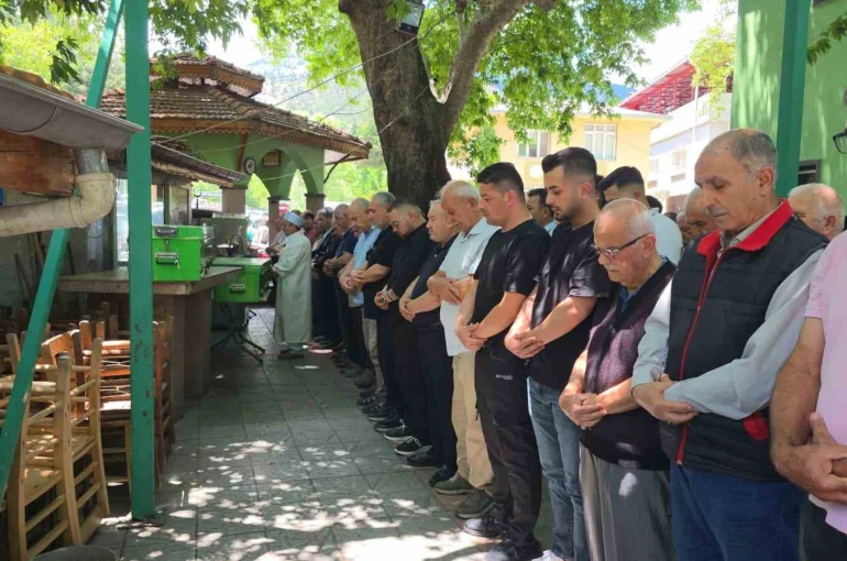 Kocasının öldürdüğü Aslıhan öğretmen ve babası toprağa verildi
