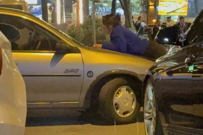 Kocasıyla tartışan kadın otomobilin kaputuna yattı