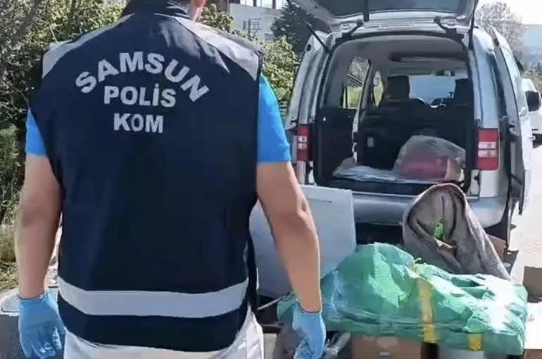 Koliden ve halıdan silah çıktı: Araçta şaşırtan gizleme yöntemi