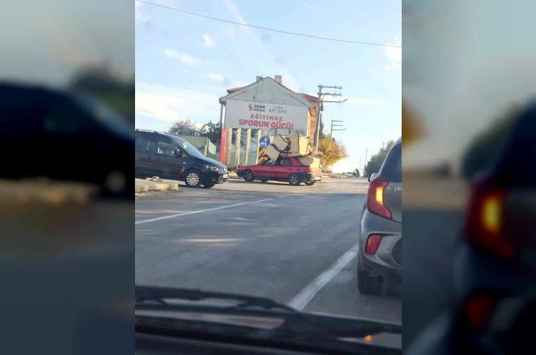 Koltuk takımını otomobiline yükleyen sürücü trafiği tehlikeye düşürdü