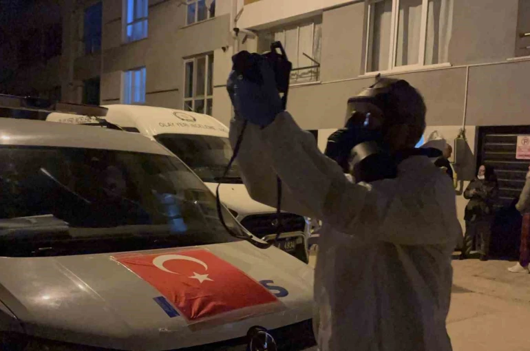 Komşuların kokulardan rahatsız olduğu daireden genç adamın cesedi çıktı