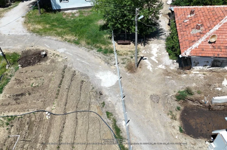Komşunun kurduğu çitlerden dolayı evine gidecek yol kalmadığını iddia etti