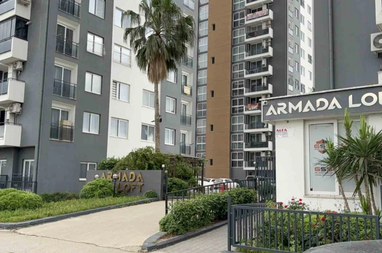 Komşusunun evine otomatik tabancayla ateş açtı
