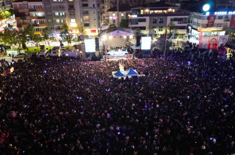 Konser alanında gençlik coşkusu