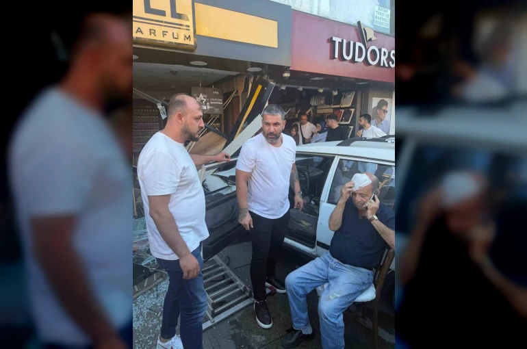 Kontrol çıkan otomobil iki iş yerine çarptı: 1 yaralı