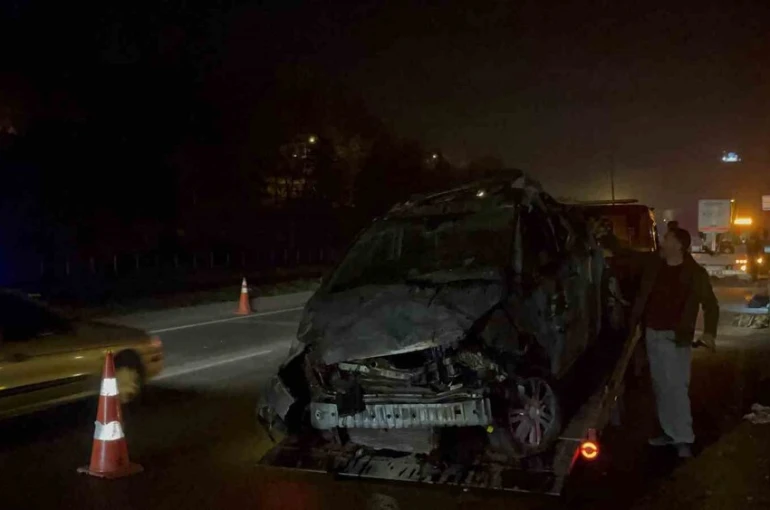Kontrolden çıkan araç aydınlatma direğini devirip karşı yöne geçti