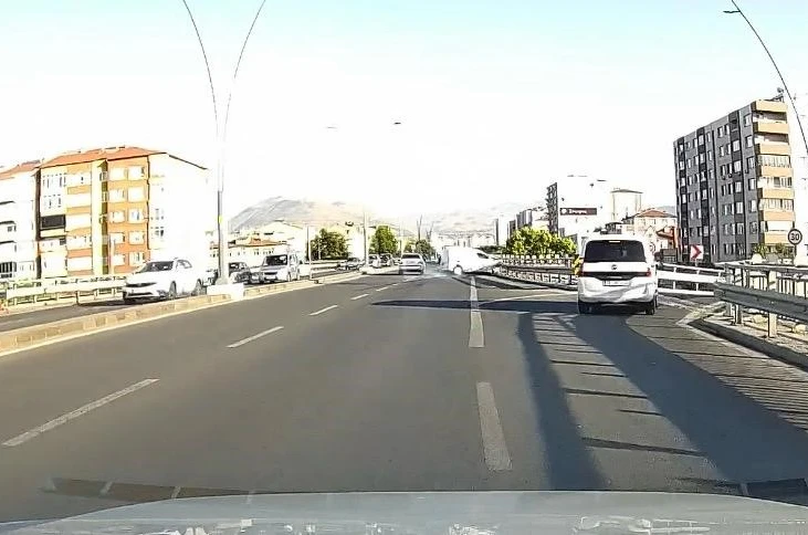 Kontrolden çıkan araç bariyerlere çarptı: Kaza anı kamerada