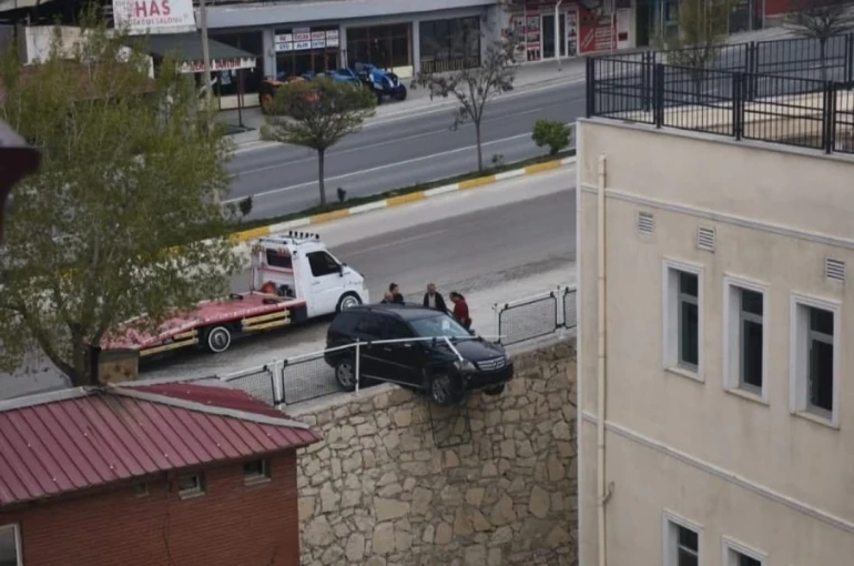 Kontrolden çıkan araç istinat duvarında asılı kaldı
