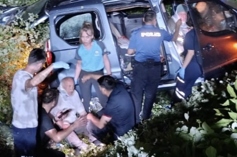 Kontrolden çıkan araç şarampole yuvarlandı: 2 yaralı