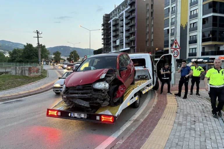 Kontrolden çıkan araç tabelaya çarptı: Sürücü yaralandı