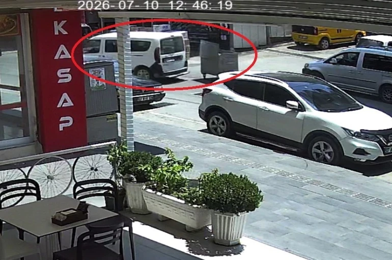 Kontrolden çıkan çöp konteyneri caddeye dalıp araca çarptı: O anlar kamerada