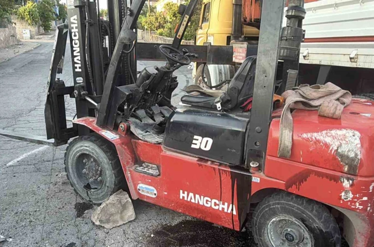 Kontrolden çıkan forklift yan yattı: 1 yaralı