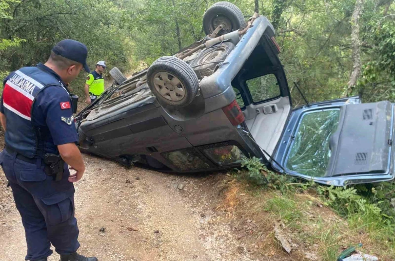 Kontrolden çıkan hafif ticari araç takla attı 