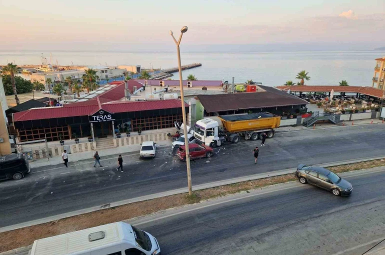 Kontrolden çıkan kamyon, park halindeki araçları biçti
