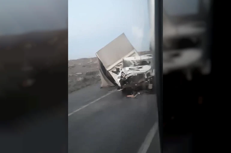 Kontrolden çıkan kamyon refüje çarptı: 1 yaralı