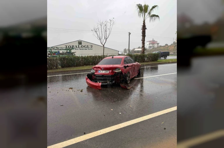Kontrolden çıkan lüks otomobil refüje çarptı: 1 yaralı