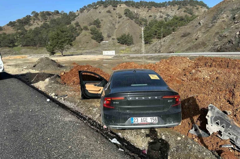Kontrolden çıkan lüks otomobil yol kenarına savruldu: 1 yaralı