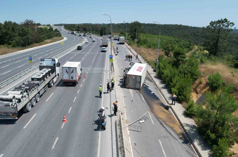 Kontrolden çıkan market kamyonu çevre yolundan yan yola devrildi